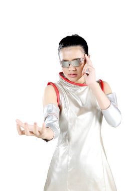 Bir şey tutan fütüristik kadın