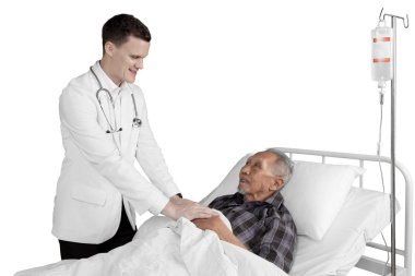 Beyaz doktor ve erkek yaşlı hasta