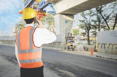 İnşaat alanı içinde smartphone ile mimar