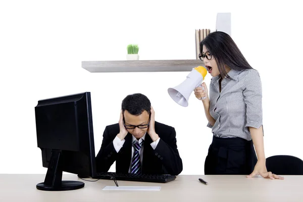 Secretária gritando para seu chefe com megafone — Fotografia de Stock