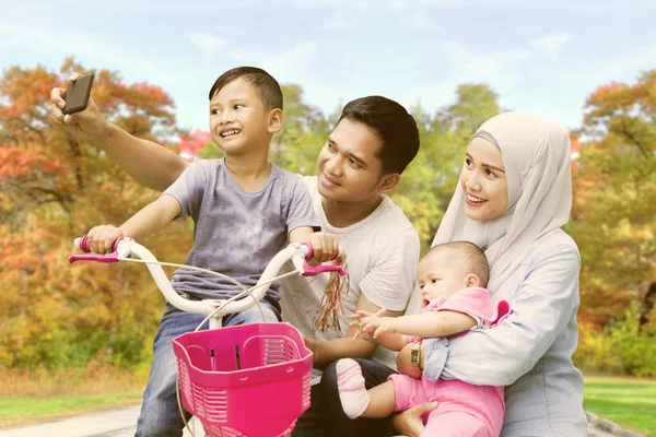 Мусульманская семья фотографируется в парке — стоковое фото