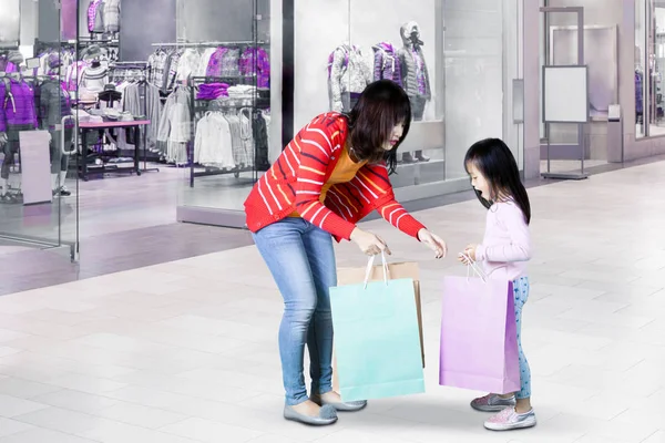 Moeder en dochter winkelen samen — Stockfoto