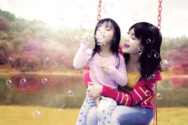 Matka i córka gry bańka mydlana — Zdjęcie stockowe