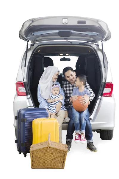 Kleine jongen spreken met ouders in de auto — Stockfoto