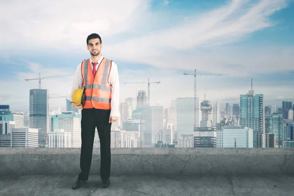 İtalyan mühendisi çatıda duran