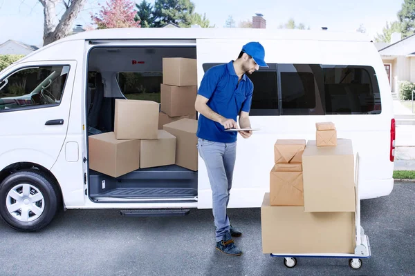 İtalyan kurye paket yolda kontrol ediyor