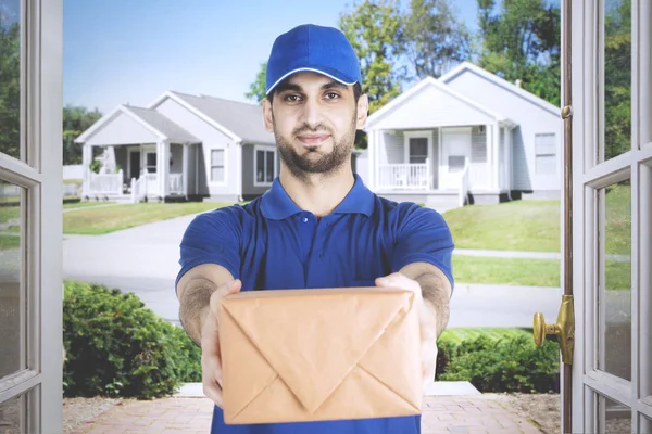 Italienska courier ger ett paket till husägare — Stockfoto
