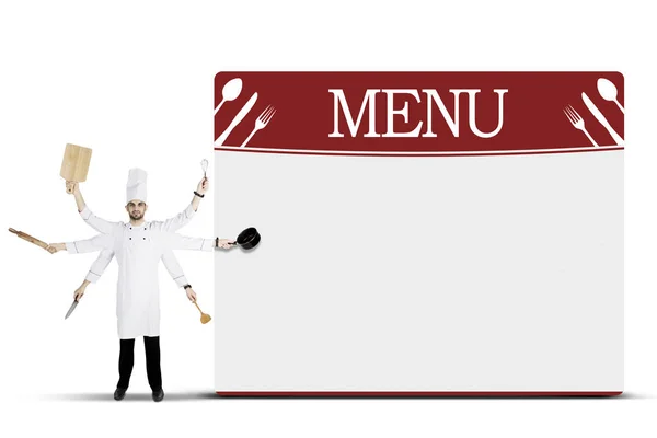 Итальянский шеф-повар с кухонной утварью и меню — стоковое фото