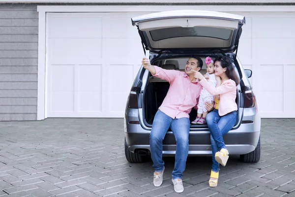 Family taking selfie photo in car — Stock Photo, Image