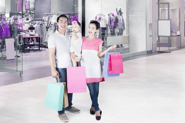 Alışveriş merkezinde aile ayakta