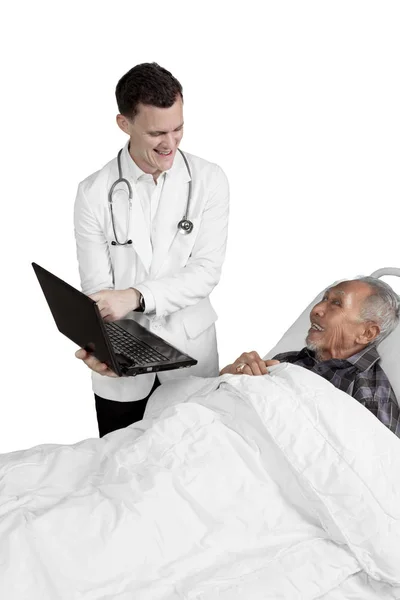 Doctor muestra portátil a anciano paciente masculino —  Fotos de Stock