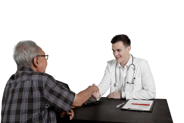 Médico aperta as mãos com paciente idoso do sexo masculino — Fotografia de Stock