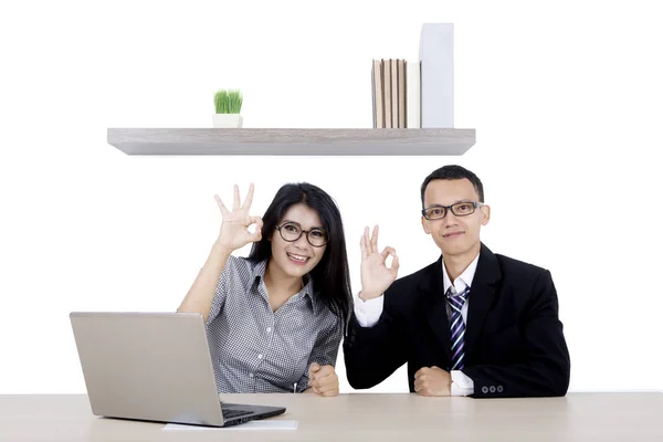 Empresario y su socio muestran señal OK — Foto de Stock