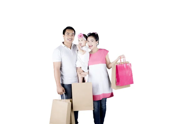 Asiático família detém sacos de compras no estúdio — Fotografia de Stock