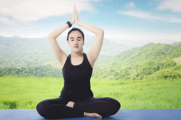 Mulher árabe meditando no prado — Fotografia de Stock