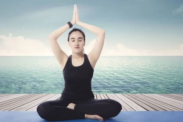 Mulher árabe meditando no molhe — Fotografia de Stock