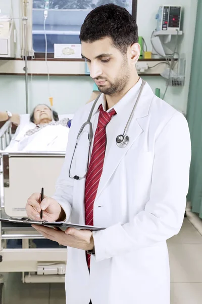 Médico árabe verificando seu paciente no hospital — Fotografia de Stock