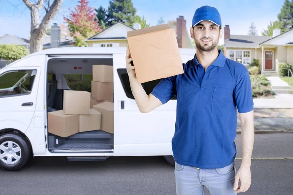 Arabasını yakınındaki paketi ile Arap kurye