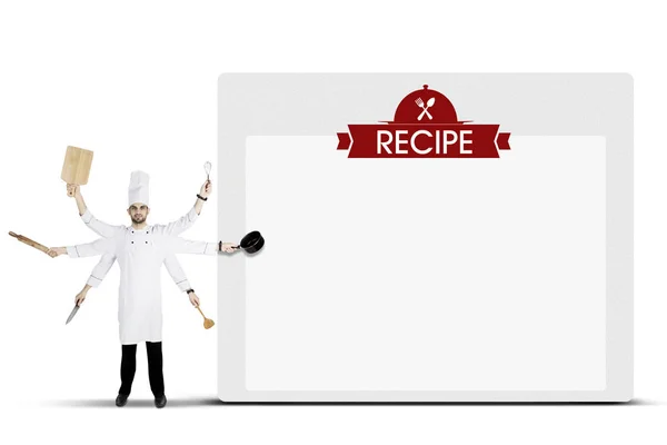 Chef árabe com utensílios de cozinha e receita de bordo — Fotografia de Stock