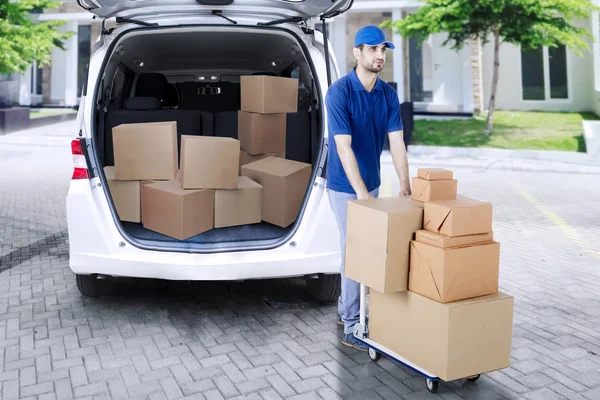 Correio árabe transportando pacotes com carrinho — Fotografia de Stock