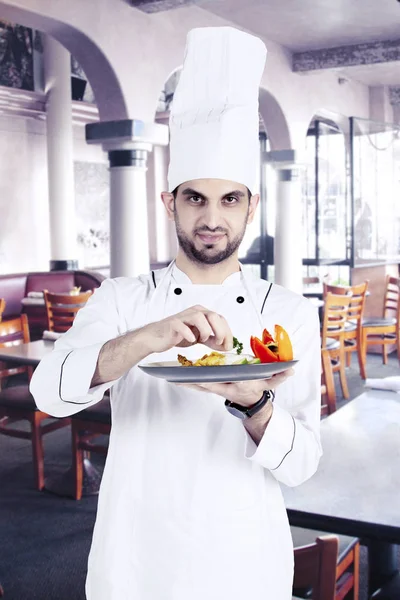 Chef árabe preparando una deliciosa comida —  Fotos de Stock
