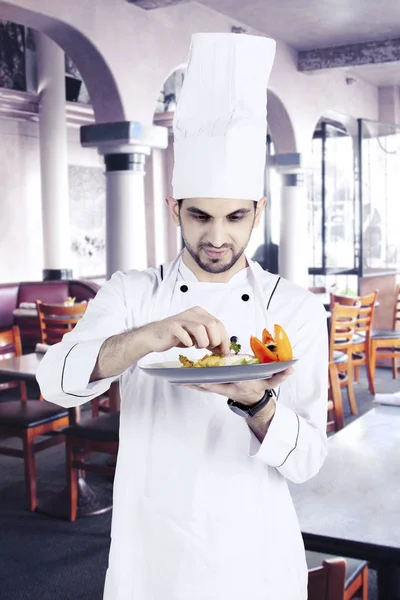 Chef árabe decora una comida en el restaurante — Foto de Stock