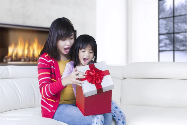 Ung mamma och barn förvånad med gåva — Stockfoto