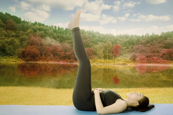 Young woman doing aerobics exercise — Stock Photo, Image