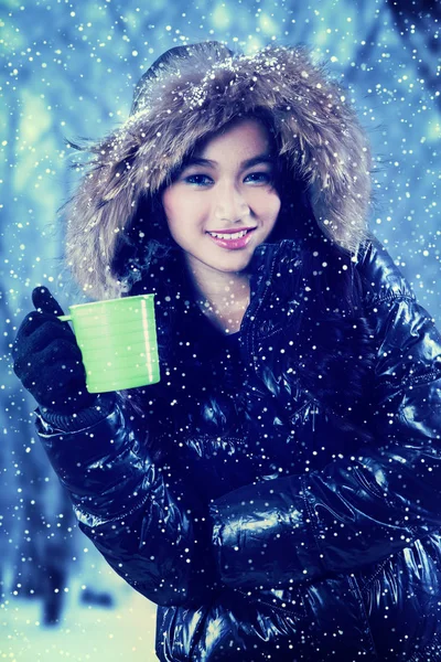 Woman holds hot tea at winter park — Stock Photo, Image