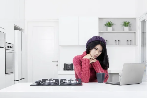 台所のラップトップで空想の女性 — ストック写真