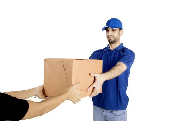 Aanvaarding van een pakket van levering man vrouw — Stockfoto