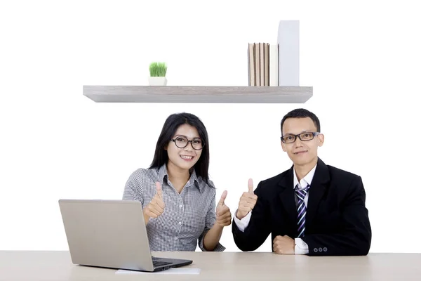 Dois empresários com laptop e polegar para cima — Fotografia de Stock