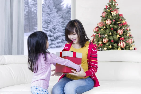 Überraschte Mutter bekommt Weihnachtsgeschenk — Stockfoto