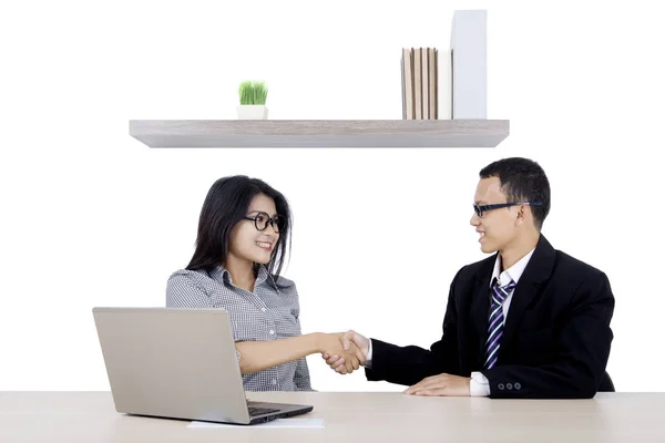 Dva podnikatelé jsou handshake v kanceláři — Stock fotografie