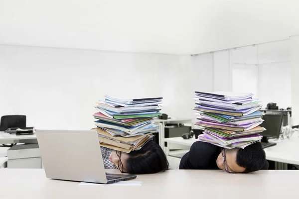Стрессовые бизнесмены спят с бумажной работой — стоковое фото