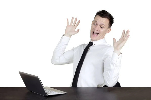 Geschokt Kaukasische zakenman met laptop — Stockfoto