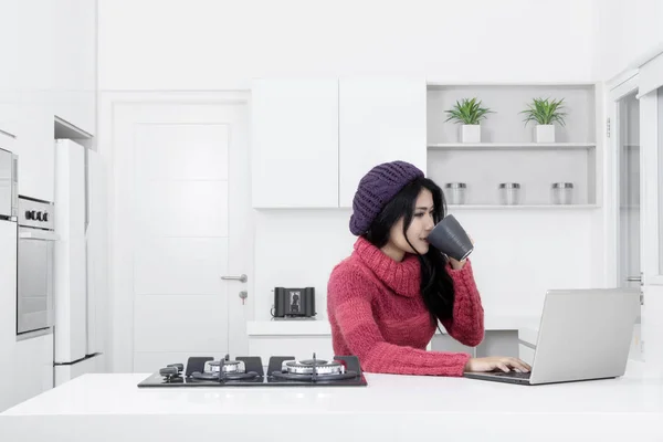 台所でノート パソコンを使用してのきれいな女性 — ストック写真