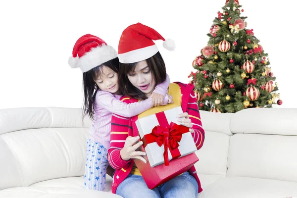 Krásná žena a její dítě otevře vánoční dárek — Stock fotografie