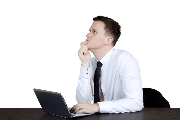 Nadenkend Kaukasische zakenman met laptop — Stockfoto