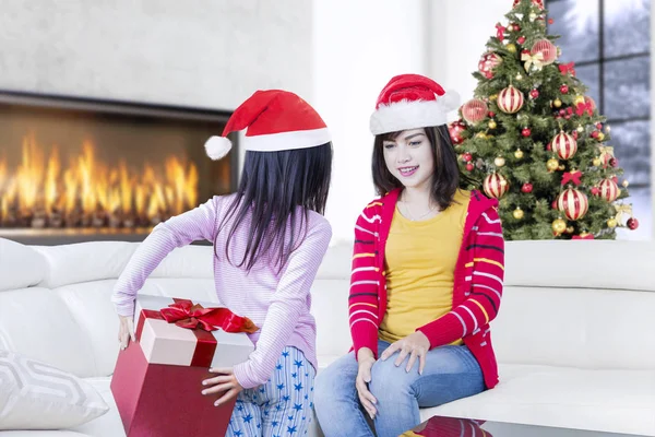 Mère avec enfant cache cadeau de Noël — Photo