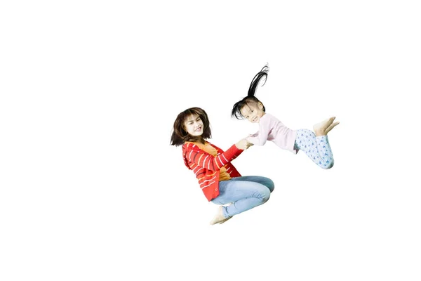 Mãe e criança pulando juntas no estúdio — Fotografia de Stock