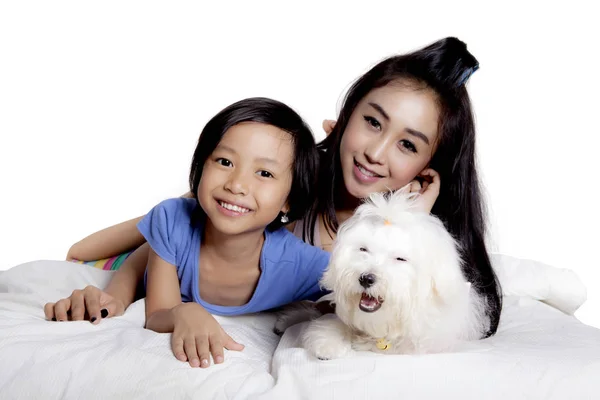 小女孩和她的妈妈和他们的狗 — 图库照片