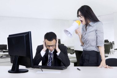 İş kadını onun işçi kızıyor