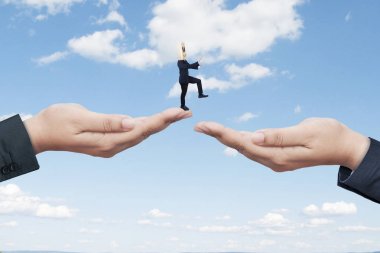 İşadamı iki ellerde yürür