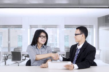 İşyerinde tokalaşırken iş adamları