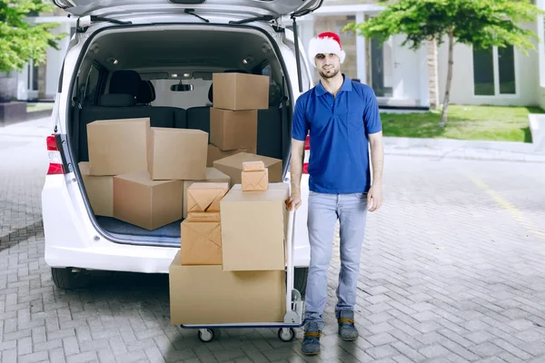 Italienska brevbärare och vagn paket med Santa hatt — Stockfoto