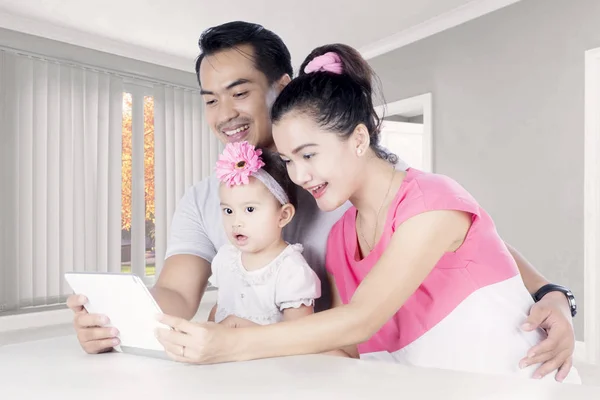 집에서 디지털 태블릿을 사용 하 여 행복 한 가족 — 스톡 사진