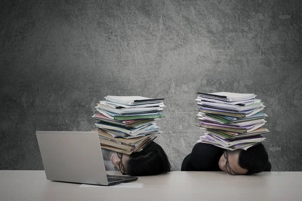 Uitgeput van zakelijke mensen slapen met documenten — Stockfoto