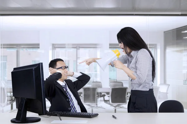 Empresária repreendendo seu empregado masculino — Fotografia de Stock