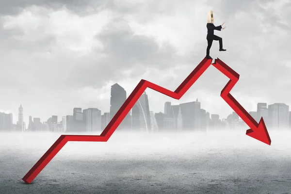 Empresário caminha no gráfico em declínio — Fotografia de Stock